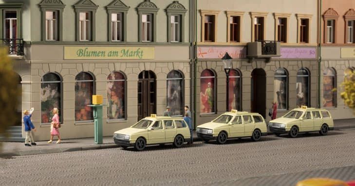 Auhagen 43676 - PKW Taxi mit Rufsäulen TT 1:120