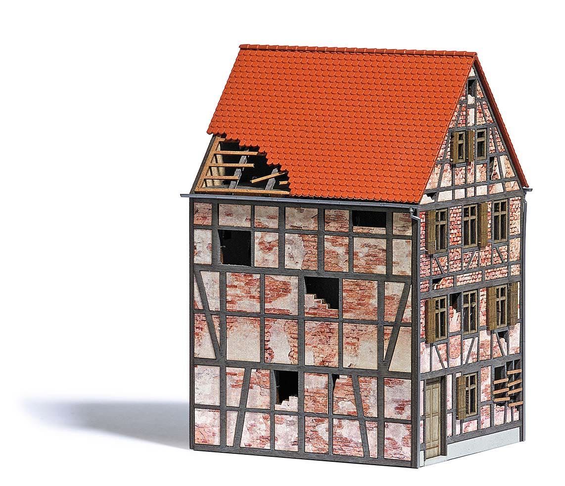 Busch 1668 - Verfallenes Stadthaus H0 1:87