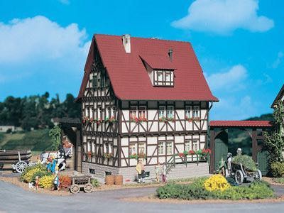 Vollmer 43730 - Bauernhaus mit Hoftor H0 1:87