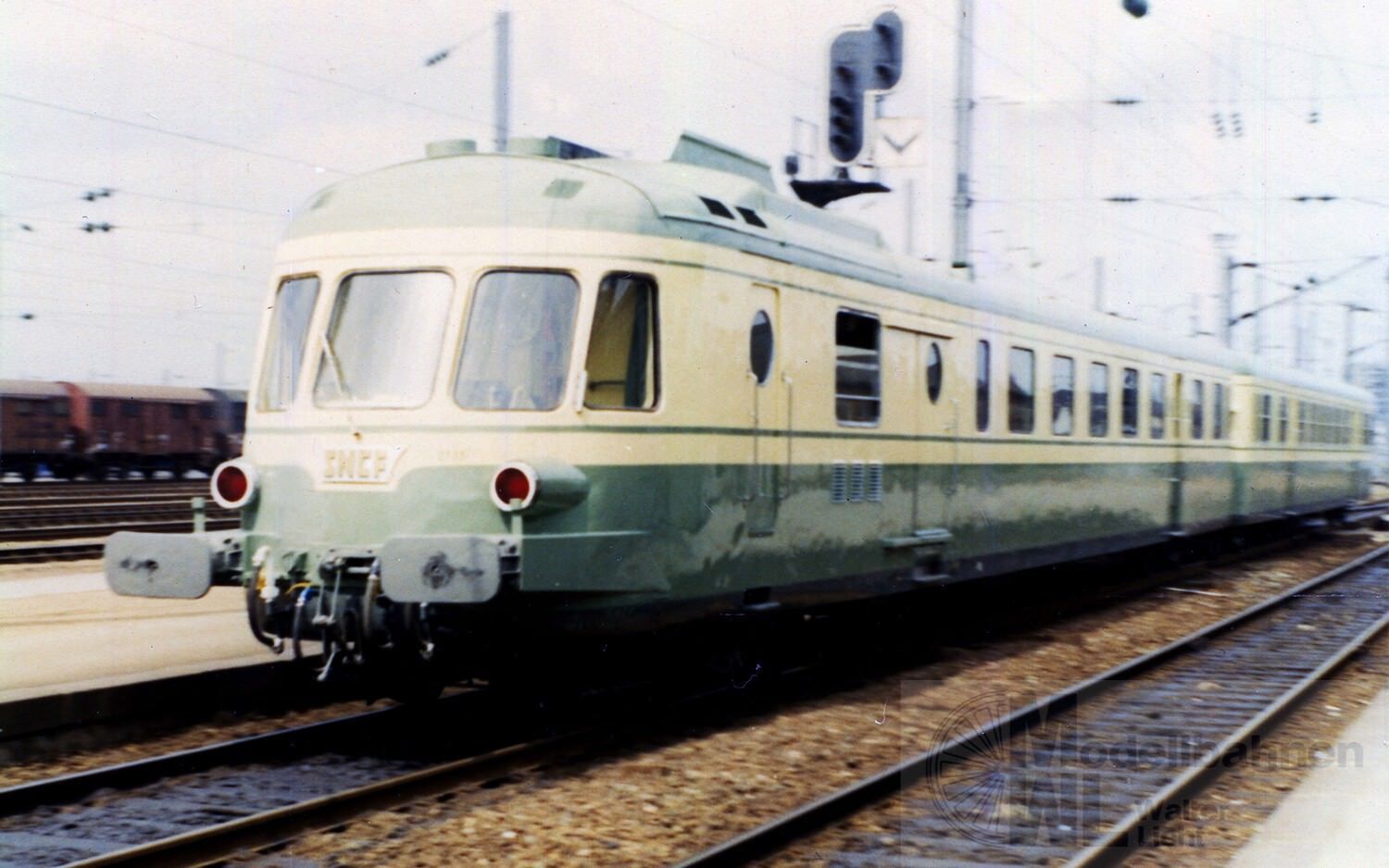 Jouef 2462 - Triebwagen RGP SNCF Ep.IV mit Beiwagen grün/beige H0/GL