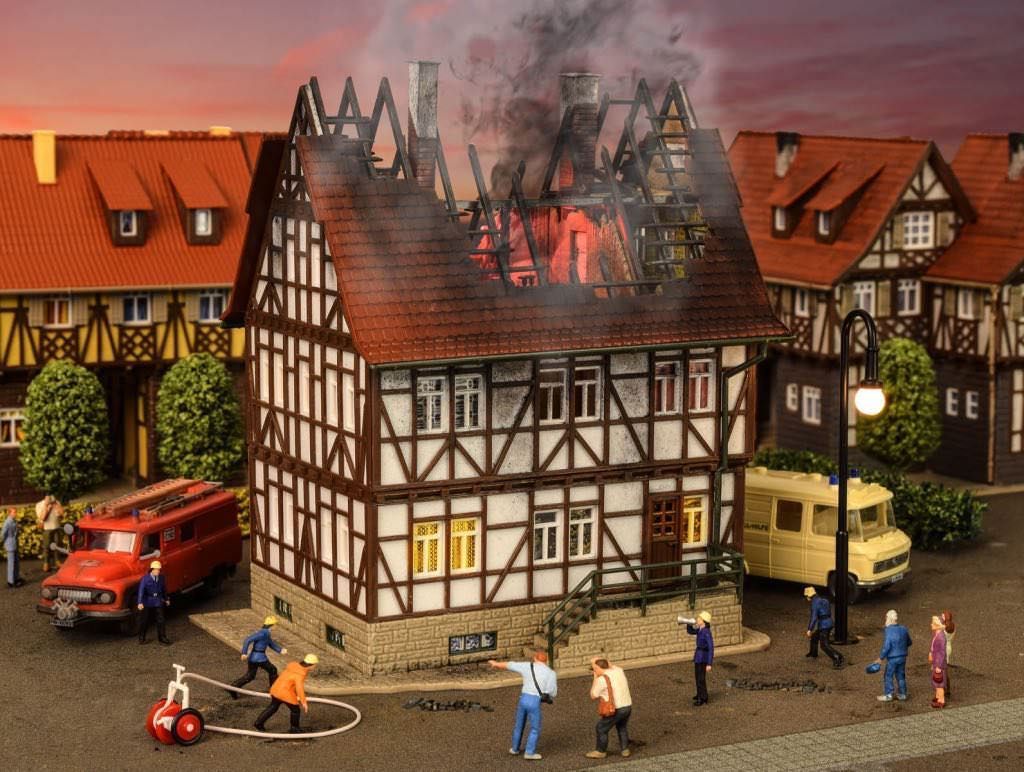 Vollmer 43728 - Brennendes Haus H0 1:87