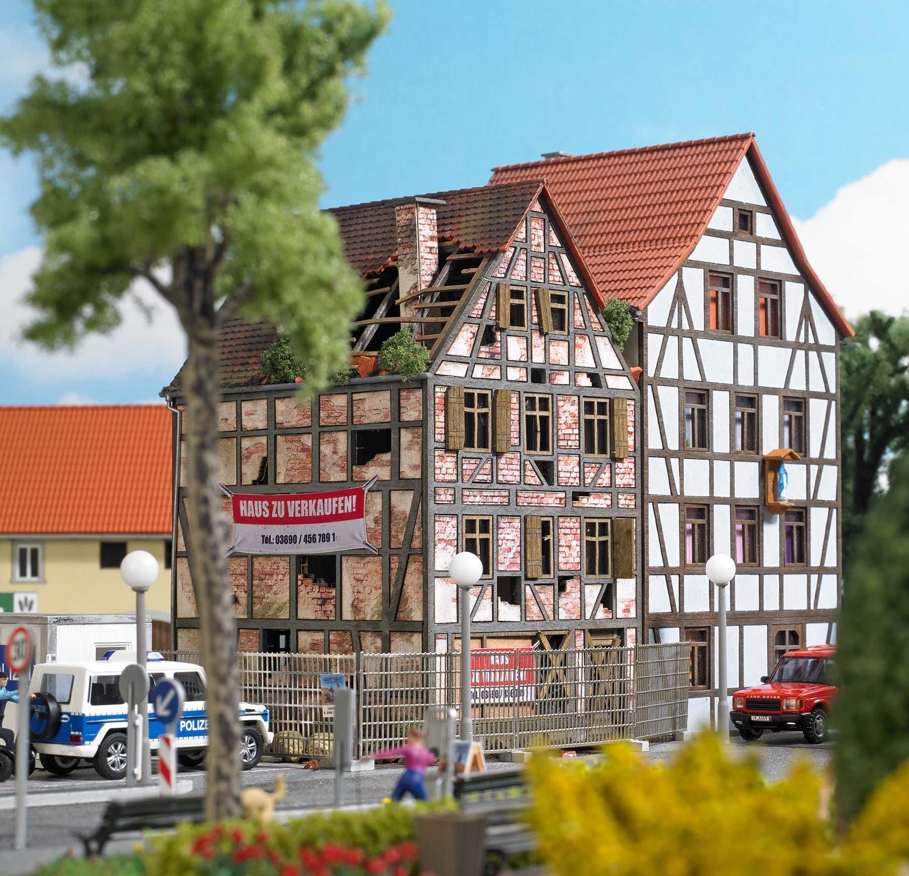 Busch 1668 - Verfallenes Stadthaus H0 1:87