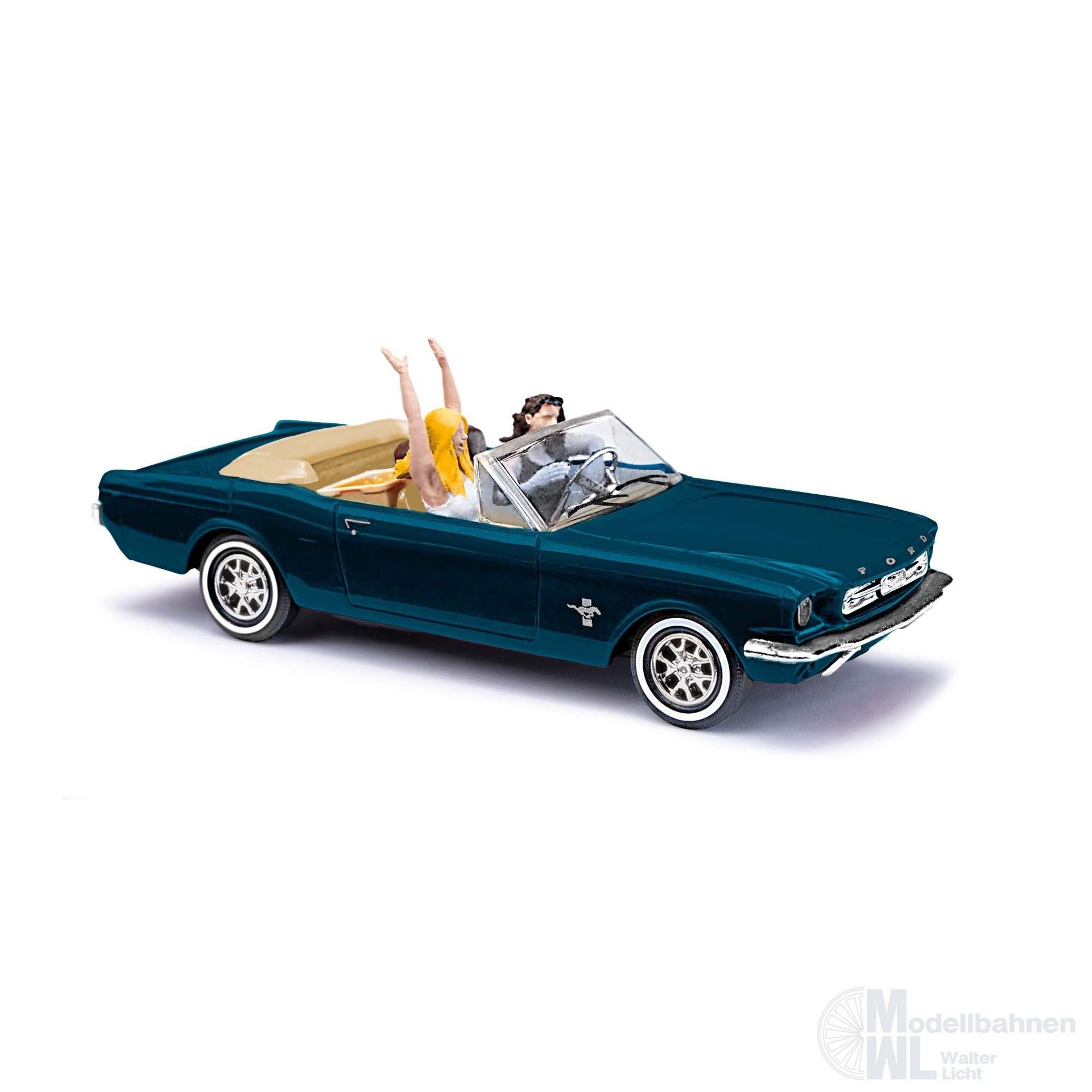 Busch 47528 - Ford Mustang Cabrio mit Figuren H0 1:87