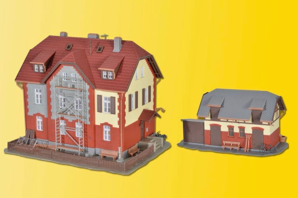 Kibri 39315 - Eisenbahner-Wohnhaus mit Baugerüst und Nebengebäude H0 1:87