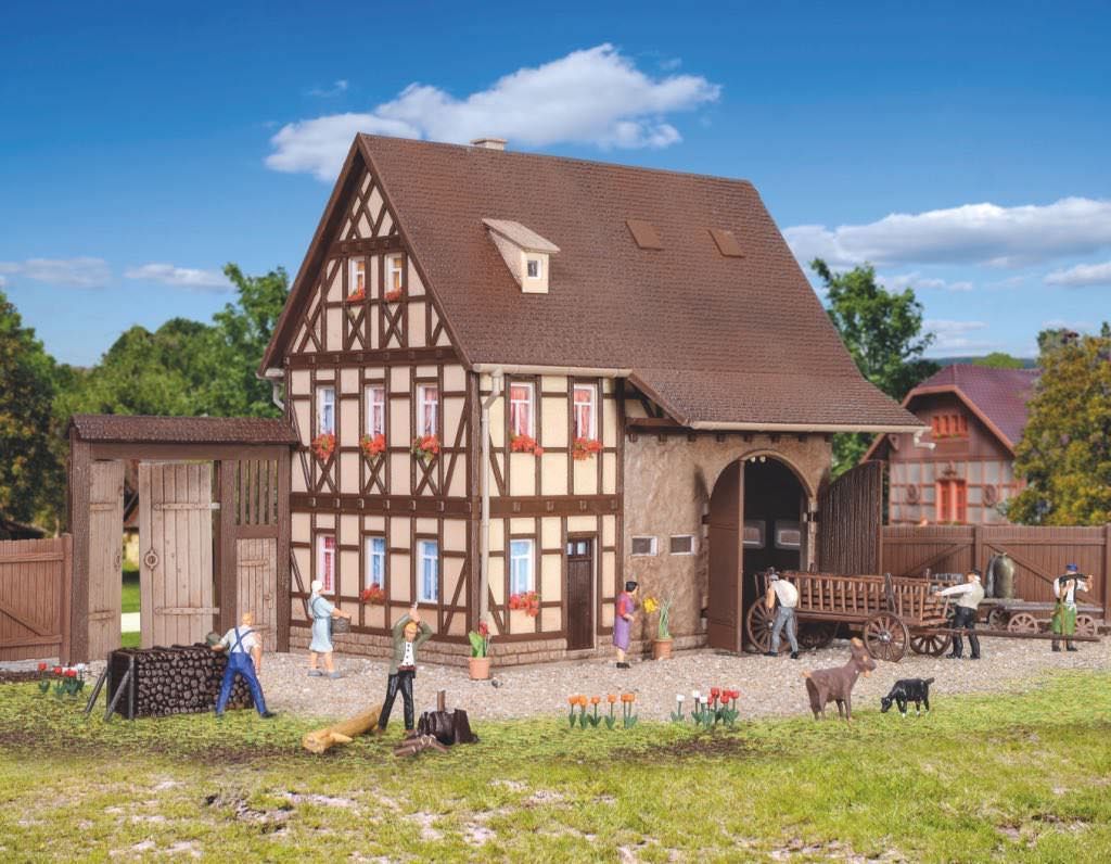 Vollmer 43731 - Bauernhaus mit Scheune und Hoftor H0 1:87